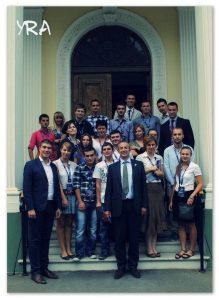 Foto: Omladinski ambasadori pomirenja sa britanskim ambasadorom u Srbiji
