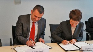Adnan Delić i Monika Varnhagen (ZAV) tijekom potpisivanja sporazuma o posredovanju stručne radne snage iz BiH; Foto: DW