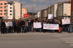 Mladi u Istočnom Sarajevu mirnom šetnjom protiv govora mržnje na internetu