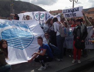Mostarski srednjoškolci poslali poruku zajedništva sa Titovog mosta; Foto: Tačno.net