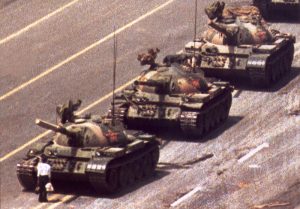 Protestant zaustavlja napredovanje kolone tenkova. Fotografija Jeffa Widenera iz Associated Pressa postala je jedna od najpoznatijih fotografija 20. vijeka