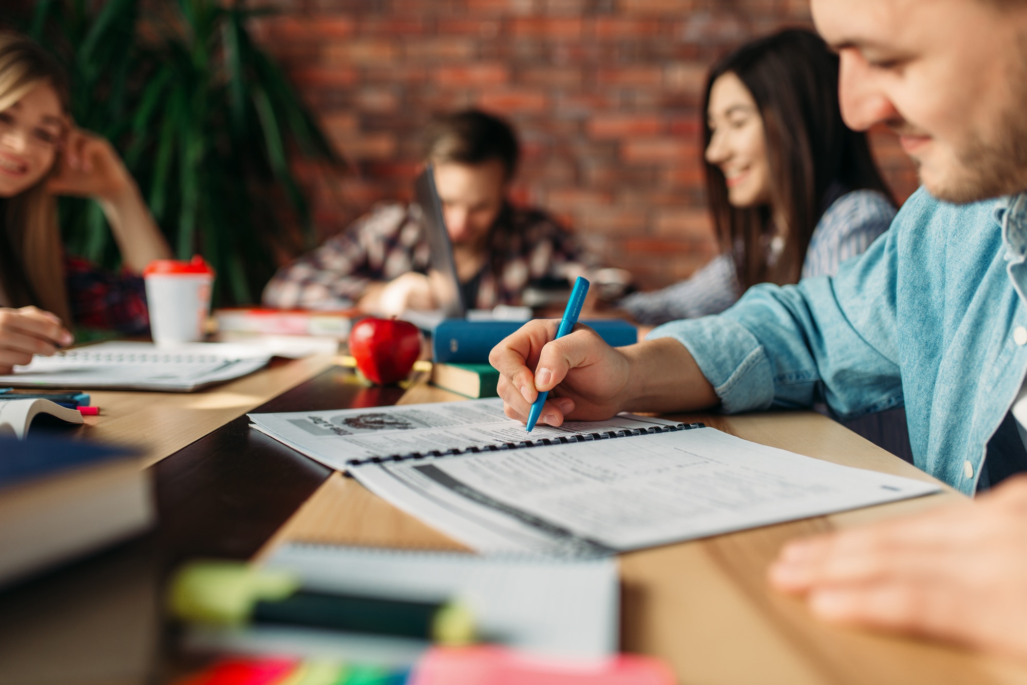 Study group. Группа студентов за столом. Студент за столом. Студенты вместе за столом. Студент учится за столом.