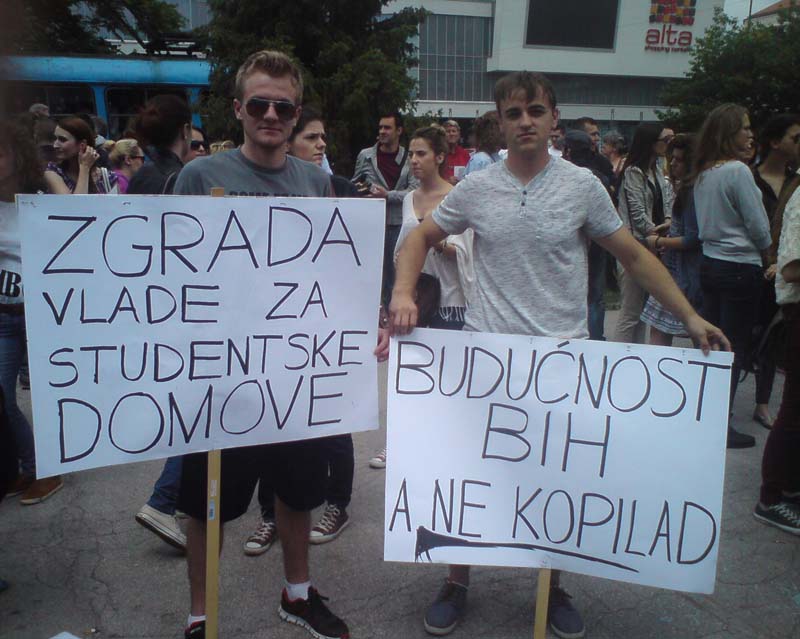 Suljo Alić, student medicine na “Loyola University Chicago“ (desno), na mirnim protestima ispred zgrade parlamenta BiH